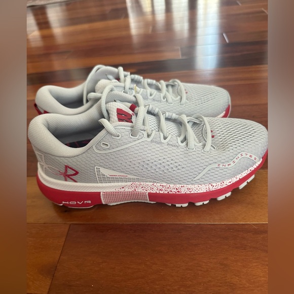 Women's Under Armour Wisconsin Badgers Infinite 5 Running Shoes - Picture 4 of 6